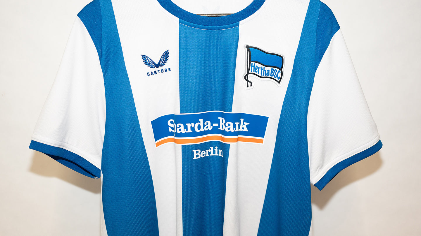 Hertha getragenes kurzarm Heimtrikot Deyovaisio Zeefuik #42 Frontansicht Detail