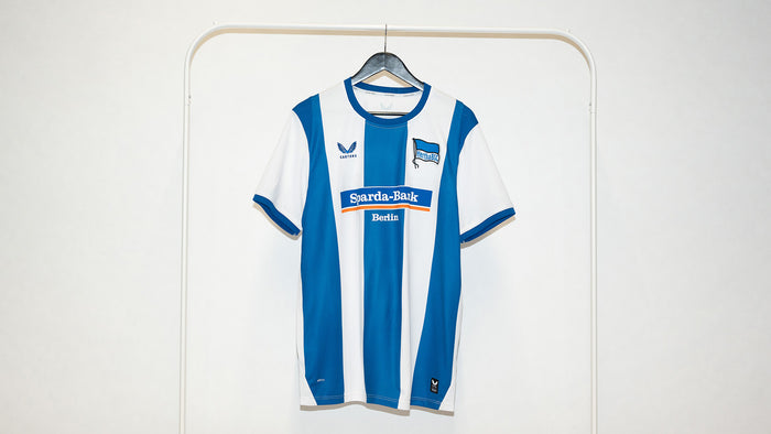 Hertha getragenes kurzarm Heimtrikot Deyovaisio Zeefuik #42 Frontansicht
